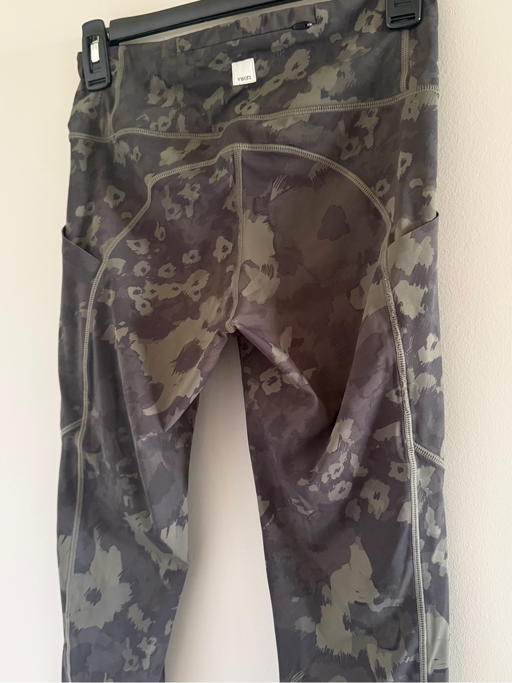Vuori Stride Leggings Small Green Camo High Rise 7/8 Running Yoga Side Pocket - Picture 12 of 14